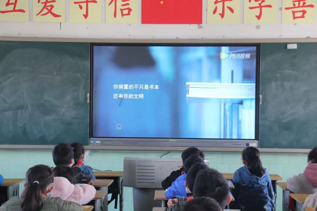 无限翻滚小球